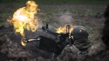 Ukraynalı askerler cepheye yakın bölgelerde ağır silahlarla eğitimden geçiyor