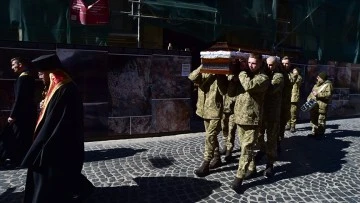 Ukraynalılar çatışmada ölen askerini diz çökerek son yolculuğuna uğurladı