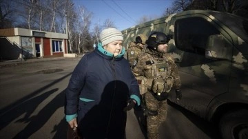 Ukrayna'nın Bahmut şehrindeki siviller ağır bombardıman altında tahliye ediliyor