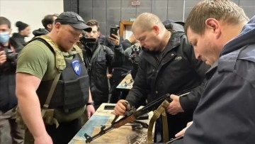 Ukrayna'nın Lviv şehrinde sivillere silah eğitimi veriliyor