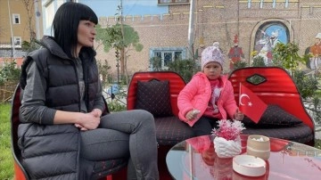 Ukrayna'ya dönemeyen turist ailelere mahalleli kanat gerdi
