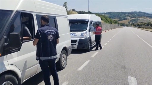 Ülke genelindeki denetimlerde 15 göçmen kaçakçısı ve 446 düzensiz göçmen yakalandı