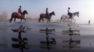 Uluabat Gölü&#039;nde dizlerine kadar suya giren atların sırtında &#039;safari&#039; keyfi