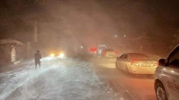 Uludağ'da etkili olan kar ve tipi ulaşımı olumsuz etkiliyor