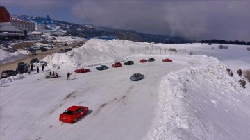 Uludağ'da kar üzerinde otomobillerle gösteri sunuldu