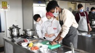 Uluslararası öğrenciler özlem duydukları 'anne yemekleri' için arkadaşlarıyla mutfağa gird