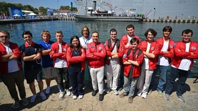 Uluslararası olimpiyatlarda T&uuml;rkiye'yi temsil eden gen&ccedil;ler TEKNOFEST Mavi Vatan'ı ziyaret