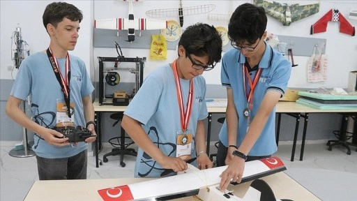 Uluslararası robot yarışmasında birinci olan depremzede öğrenciler, yeni başarılara odaklandı