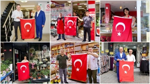 Ümraniye'de 40 bin Türk bayrağı dağıtılıyor