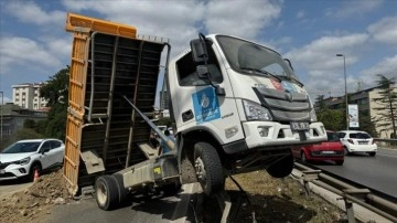 Ümraniye'de damperi açılan İSKİ kamyonu bariyerlere çarptı