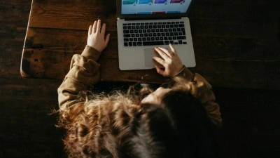 UNICEF, &ccedil;ocukların yapay zeka teknolojilerini yetişkinlerden &uuml;&ccedil; kat daha hızlı benimsediğini bildird