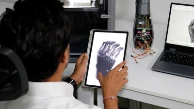 &Uuml;niversite b&uuml;nyesinde kas sinyallerini okuyabilen yapay zeka destekli protez el geliştiriliyor