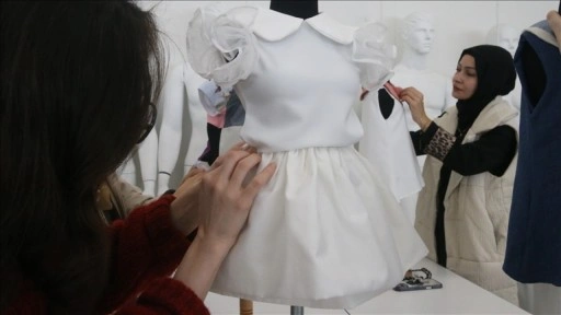 Üniversite öğrencilerinin tasarladığı çocuk ve bebek kıyafetleri ihraç ediliyor