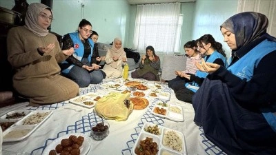 &Uuml;niversiteli gen&ccedil;ler konuk oldukları yaşlıların iftar sofrasını hazırlıyor