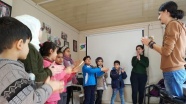 Üniversiteli gönüllüler Suriyeli çocukları oyunlarla eğitiyor