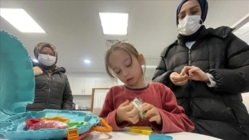 Üniversiteliler hastanede tedavi gören çocukları oyuncaklarla sevindiriyor
