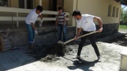 Üniversiteliler köy okulunu tamir etti