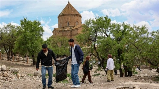 Üniversiteliler Van'ın güzelliklerini keşfederken çevre temizliği yapıyor