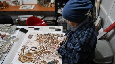 &Uuml;niversiteyi 2 yıl &ouml;nce birincilikle bitiren 54 yaşındaki kadın, mozaik eserler &uuml;retiyor