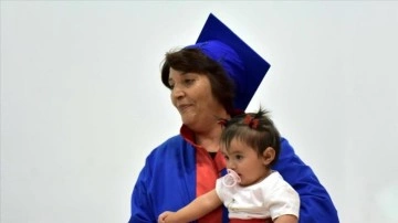 Üniversiteyi birincilikle bitiren babaanne, mezuniyet belgesini 9 aylık torunuyla aldı