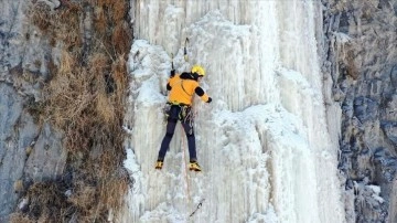 Ünlü dağcı Tunç Fındık, sporcularla Murat Kanyonu'ndaki buz sarkıtlarına tırmandı