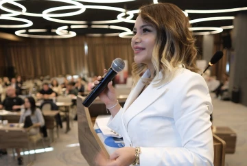 Ünlü estetik doktoru Buket Şenkaya seminerlere devam ediyor