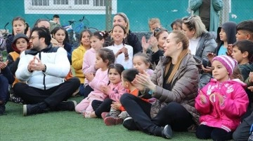 Ünlüler depremzedelere moral için konteyner kentleri ziyaret etti