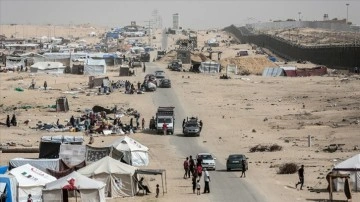 UNRWA: Gazze'nin güneyindeki Refah'tan 300 bin kişinin göç etmek zorunda kaldığı tahmin ed