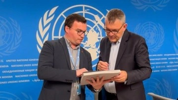 UNRWA Genel Komiseri Lazzarini, AA'nın "Kanıt" kitabını inceledi