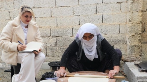 Unutulmaya yüz tutan lezzetleri kayıt altına almak için köyleri geziyor