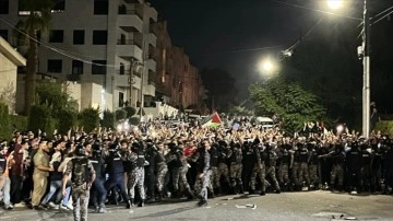 Ürdün'de İsrail Büyükelçiliğine girmek isteyen göstericilere polis müdahale etti