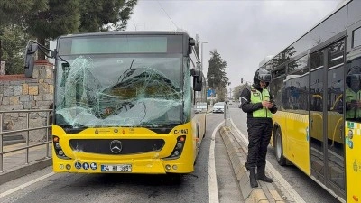&Uuml;sk&uuml;dar'da iki İETT otob&uuml;s&uuml;n&uuml;n karıştığı kazada yolcular tahliye edildi