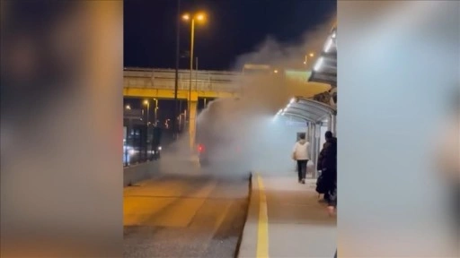 &Uuml;sk&uuml;dar&rsquo;da motoru yanan metrob&uuml;ste hasar oluştu
