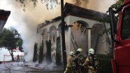Üsküdar'da tarihi camide çıkan yangın söndürüldü