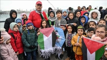 Üsküdar'da, Filistin'de ölen çocukların isimleri uçurtmaya bağlanarak uçuruldu