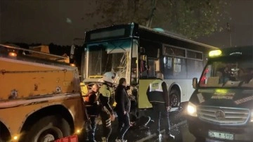 Üsküdar'da yağış nedeniyle kayganlaşan yolda direğe çarpan İETT otobüsü hasar gördü