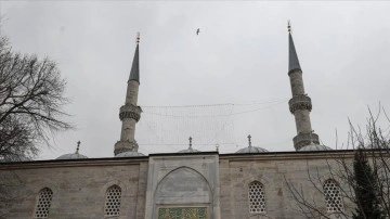 Üsküdar'daki Valide-i Cedid Camisi'ne mahya asıldı