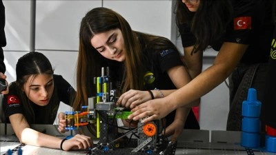 &Uuml;sk&uuml;darlı gen&ccedil;lerin robotik yolculuğu d&uuml;nya finallerine ulaştı