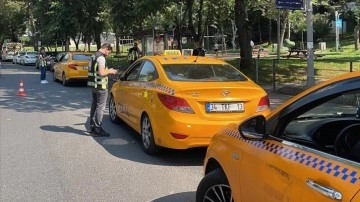 Uzmanlar İstanbul'daki taksi sorununa ilişkin çözüm önerilerini anlattı