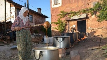 Üzüm diyarı Manisa'da kazanlar pekmez yapımı için kaynıyor
