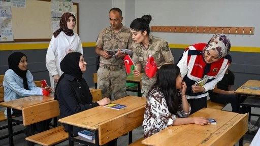 Van'da jandarma timleri 64 bin 124 öğrencinin gönlüne dokundu