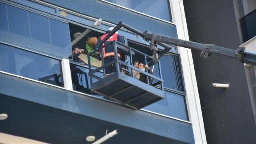 Van'da otoparkta çıkan yangın nedeniyle binada mahsur kalanlar ekiplerce kurtarıldı