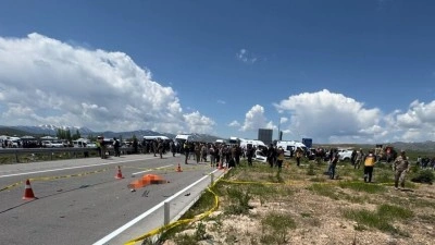 Van'da pikap ile hafif ticari aracın &ccedil;arpıştığı kazada 4 kişi &ouml;ld&uuml;, 2 kişi yaralandı