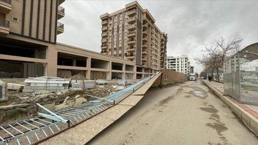 Van'da şiddetli rüzgar çatılara zarar verdi