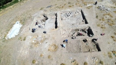 Van'daki İremir H&ouml;y&uuml;ğ&uuml;'nde 5 bin 500 yıllık ge&ccedil;mişin izleri s&uuml;r&uuml;l&uuml;yor