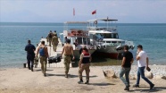 Van Gölü&#039;nde batan teknedeki cesetlerin çıkarılması için çalışmalar sürüyor