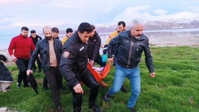 Van G&ouml;l&uuml;'nde donma tehlikesi ge&ccedil;iren kişi ekiplerce kurtarıldı