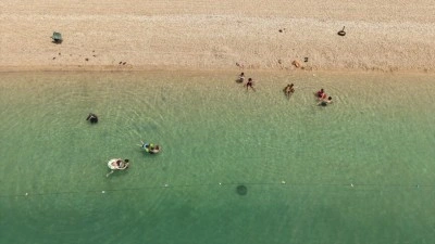 Van G&ouml;l&uuml;'ndeki &Ccedil;akıl Adası serin suyu ve doğal g&uuml;zellikleriyle ziyaret&ccedil;ilerini ağırlıyor
