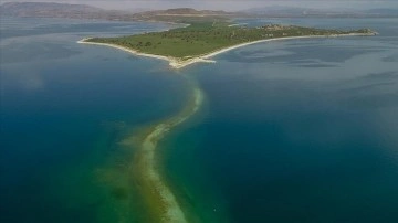 Van Gölü'ndeki çekilmeyle Çarpanak Adası'na giden antik yolun büyük bölümü ortaya çıktı