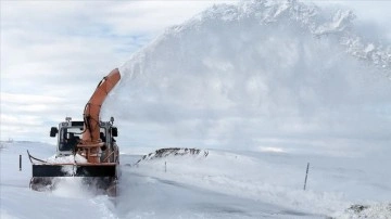 Van, Hakkari, Bitlis ve Muş'ta kardan kapanan yolları açma çalışmaları sürüyor